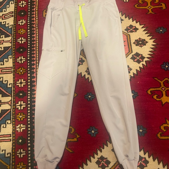 Figs scrub set tan stone color with neon yellow tie Womens size Medium - Picture 8 of 10